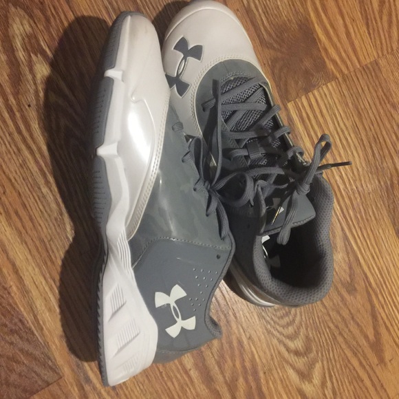 Under Armour DCE Size 11 Gray and White Sneakers