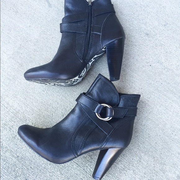 Report Black Ankle Bootie - Picture 2 of 3