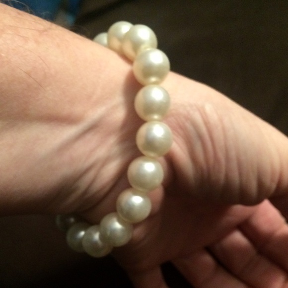 NWOT Stretch pearl bracelet. MUST BUNDLE
