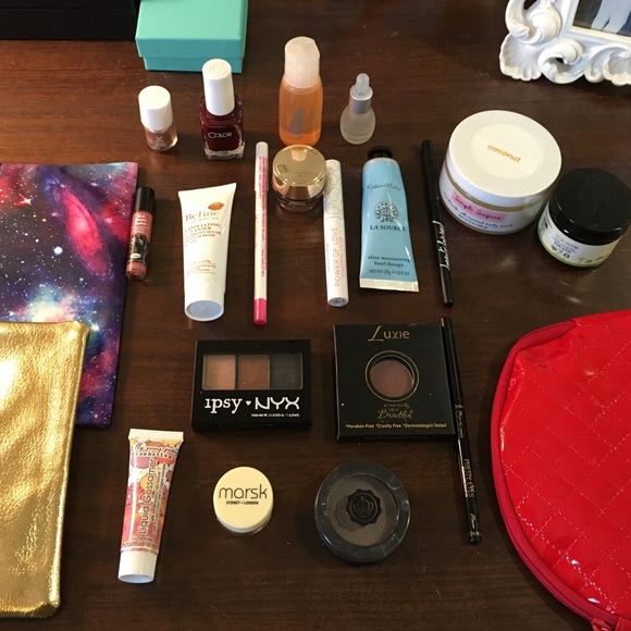 BUNDLE🎉 Makeup, Nail and Body! (W/ Makeup Bags!)