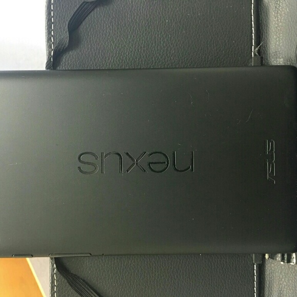 Nexus 7 Gen 2 (newest model) with extras - Picture 1 of 4