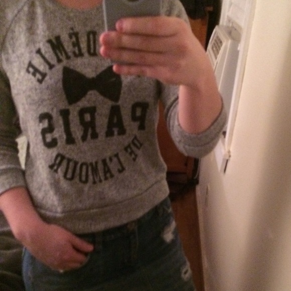 🌷SALE🌷Gray graphic sweater - Picture 4 of 4