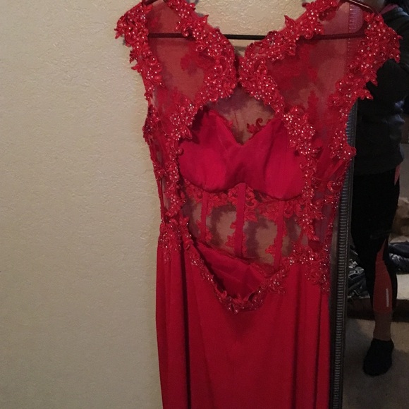 Red sequence gown - Picture 2 of 3