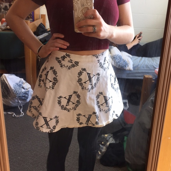 White patterned skirt - Picture 2 of 2