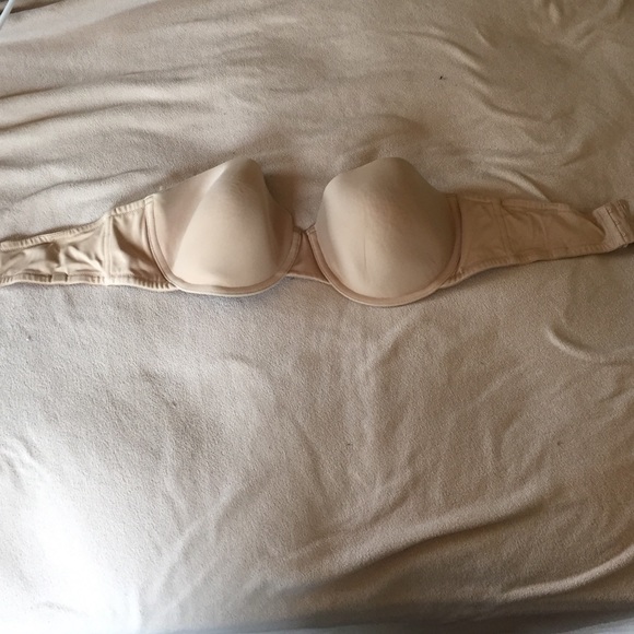 Nude staples bra, in great condition!