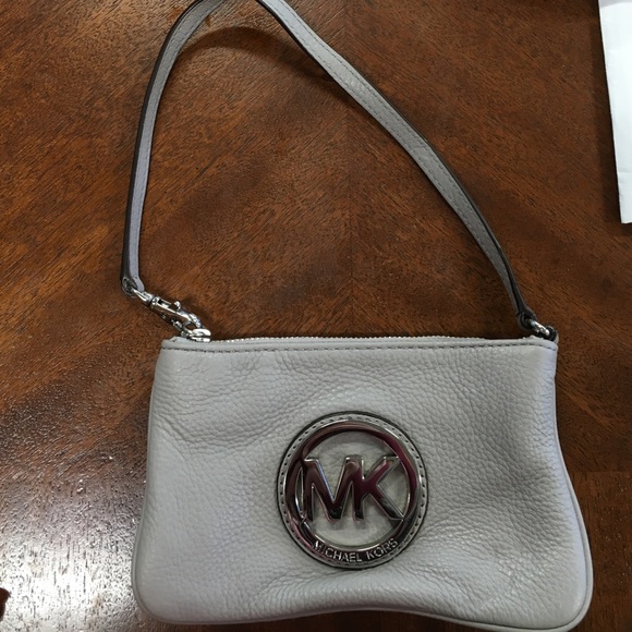 🎉SALE🎉 Grey Michael Kors Wristlet