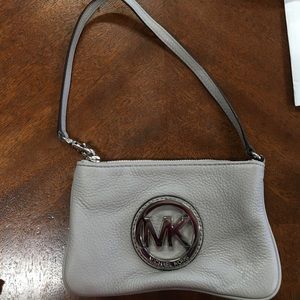 🎉SALE🎉 Grey Michael Kors Wristlet