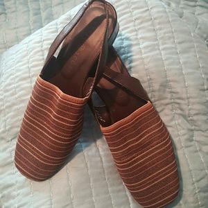 Stretch heeled flats