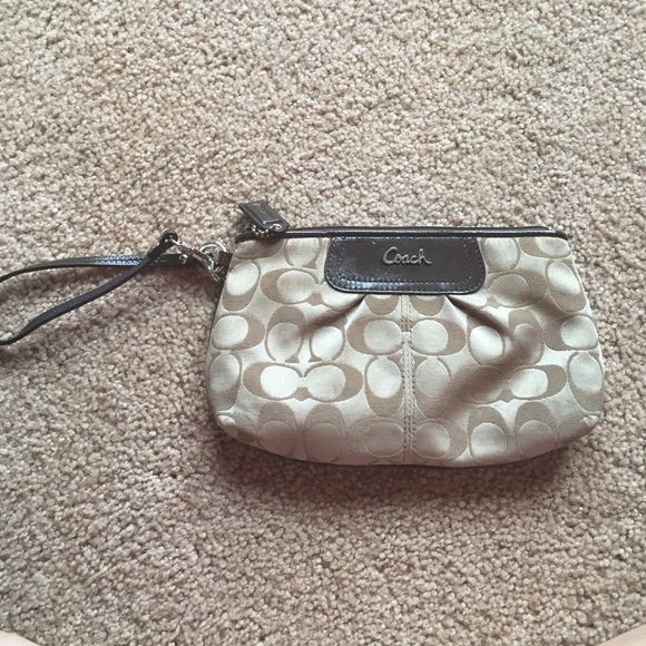 Coach Big Wristlet 💛