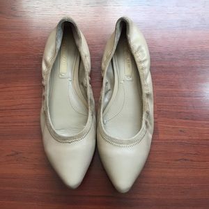 BCBG Taupe pointed flats sz 9
