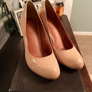Size 9 Beige Patent Leather Corso Como Shoes