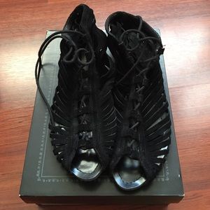 Denny & Ozzy gladiator style sandals. Blk sz 9