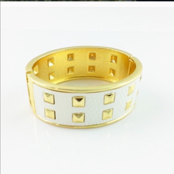 NWT T&J designs faux leather and gold bracelet. - Picture 2 of 2
