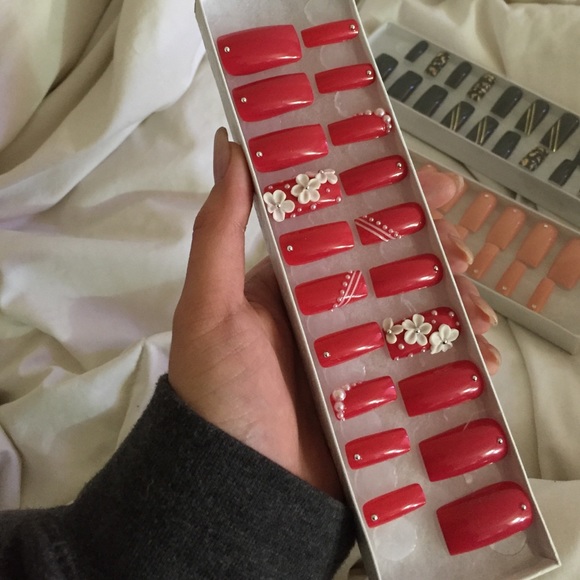 Hand-Painted False Acrylic Glue-On Nails - Picture 3 of 3