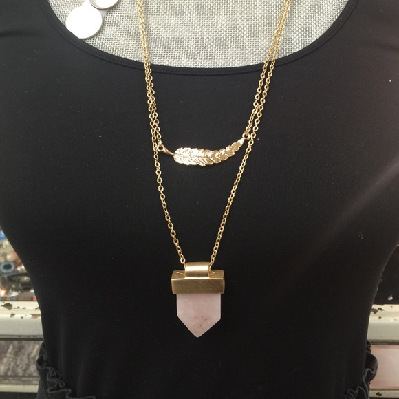 HoST PICK🎀Leaf & Rose Quartz Layered Necklace - Picture 1 of 3