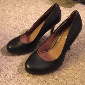 Basic staple black leather heels