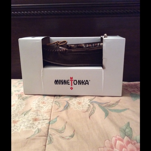 Minnetonka Slippers Size 9