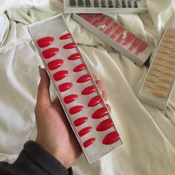 Red Hand-Painted False Acrylic Glue-On Nails - Picture 3 of 3