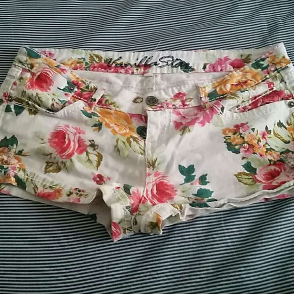 Size 11 Vanilla Star brand floral shorts.