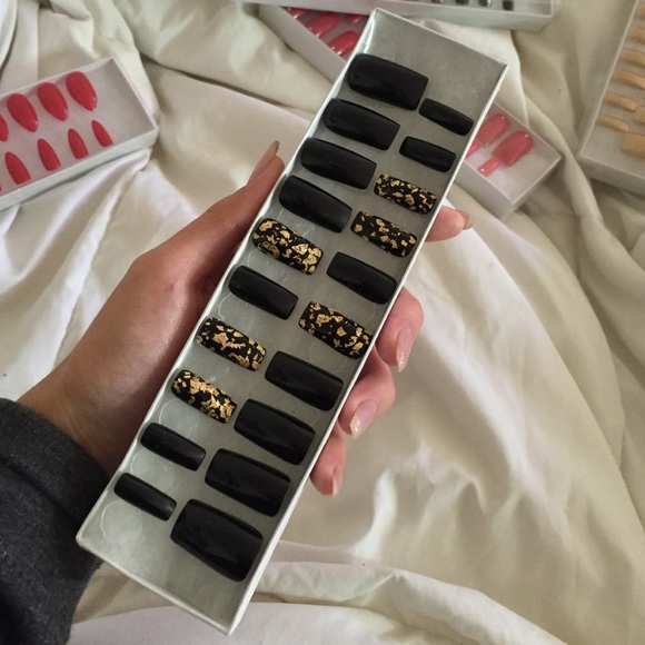 Hand-Painted False Acrylic Glue-On Nails - Picture 3 of 3