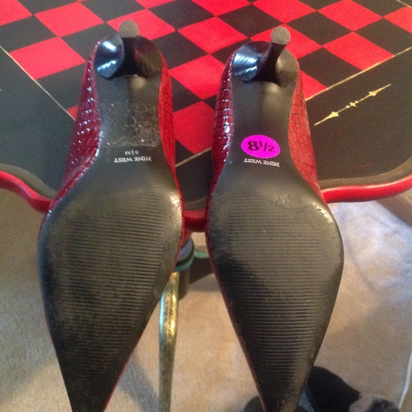Deep red wine pointy toe pumps by NineWest 8 1/2 - Picture 2 of 2