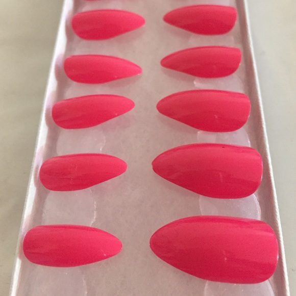 Hand-Painted False Acrylic Glue-On Nails - Picture 2 of 3