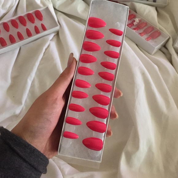 Hand-Painted False Acrylic Glue-On Nails - Picture 3 of 3