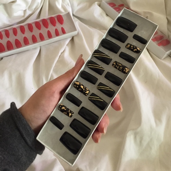 Hand-Painted False Acrylic Glue-On Nails - Picture 3 of 3