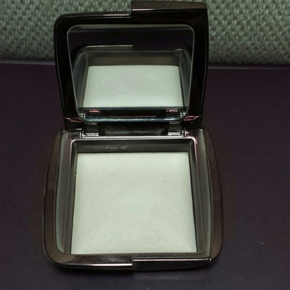 Hourglass ambient lighting powder-ethereal light
