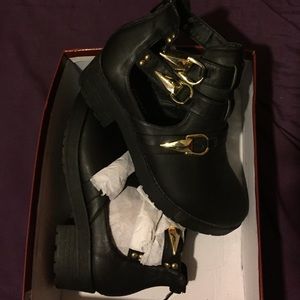 🍍[NWOT]Black and gold booties.🍍