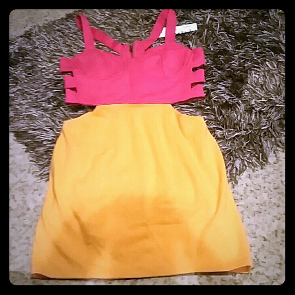 Bandage mini body con color block bralette dress