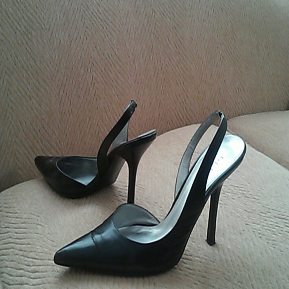 Black Guess Pumps 6m