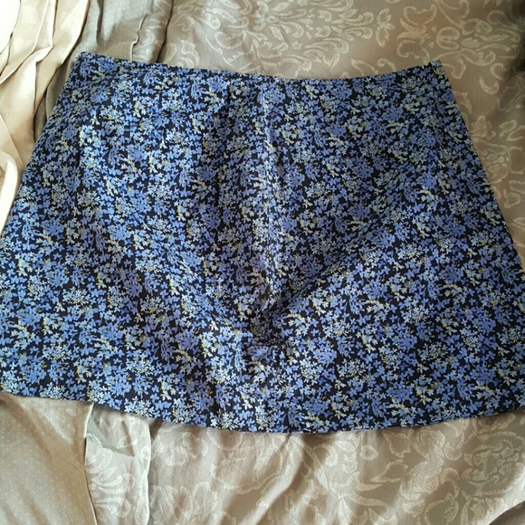 Donated Express mini-skirt.98% cotton.11/12 - Picture 1 of 3