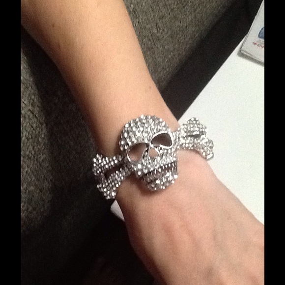 SALE! GORGEOUS SKULL ENCRUSTED BRACELET JUST FAB - Picture 3 of 4