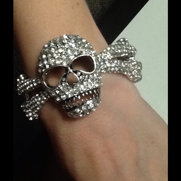 SALE! GORGEOUS SKULL ENCRUSTED BRACELET JUST FAB - Picture 4 of 4
