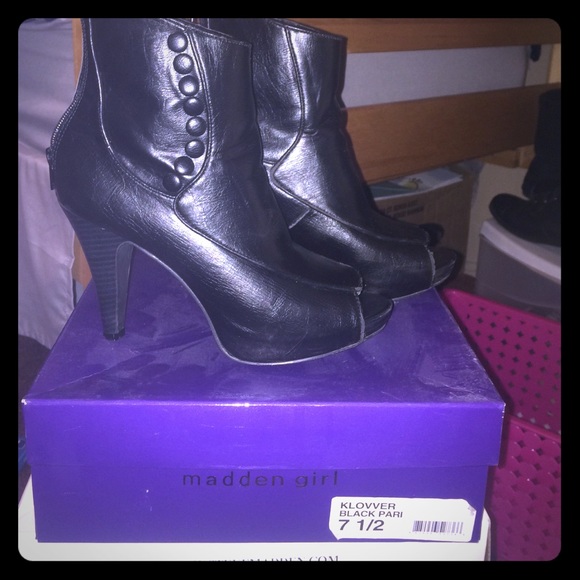 Black leather Steve Madden open toe bootie