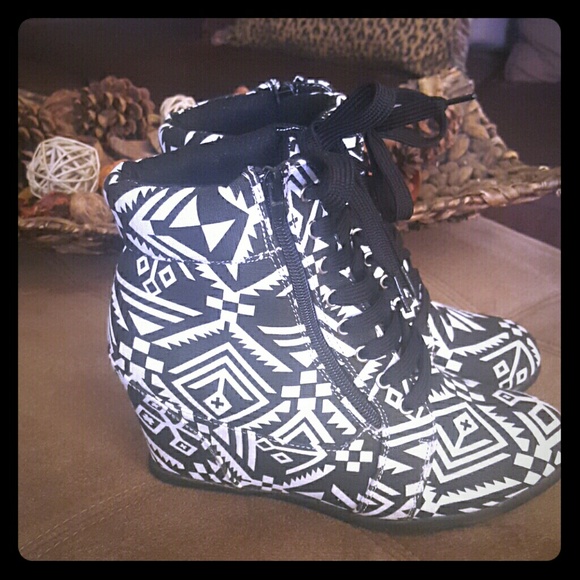 ♐♒Black and White Aztec print wedge sneaker!!♎♓