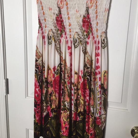 Strapless dress with halter with beads.