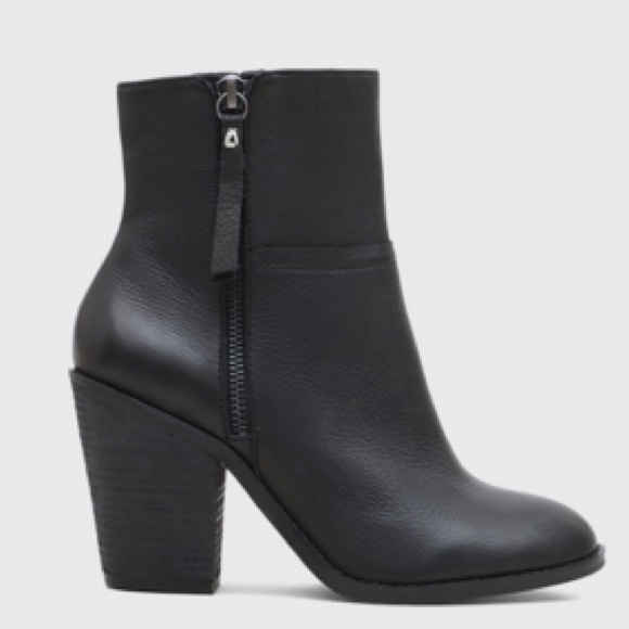 Kelsi Dagger jetset leather boots- worn once!