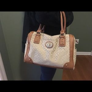 Tommy Hilfigure arm purse.