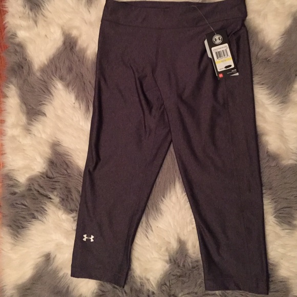 Under Armour heat gear crops - size medium NWT