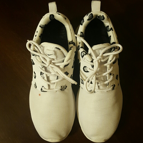 White Nike Roshe Run - Picture 2 of 4