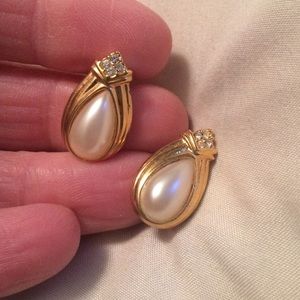 Perfect Pearl Tear drop earrings. Must Bundle