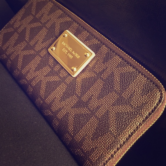 Authentic Michael Kors Wallet - Picture 1 of 2