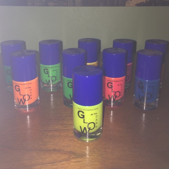 10 🆕Glow in the dark nail polishes