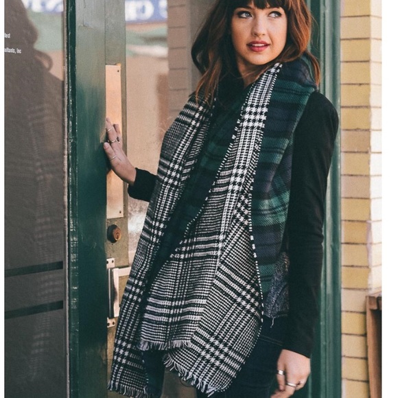 SALE!  Trendy Green Contrast Scarf