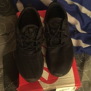 Womens nike rosherun black/black size 5.5