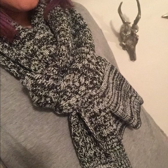 Victoria Secret Cozy Black & White Scarf