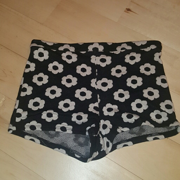 La Hearts Black & White Daisy Zipper Shorts