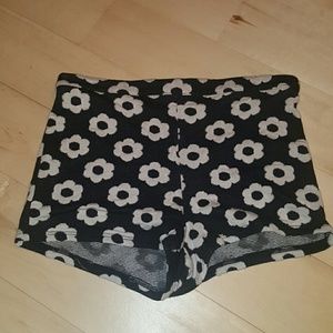 La Hearts Black & White Daisy Zipper Shorts